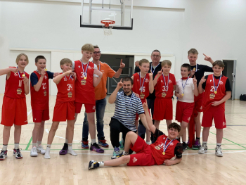 14-vuotiaat voittivat Kaakon alueen 2. divisioonan kultaa!